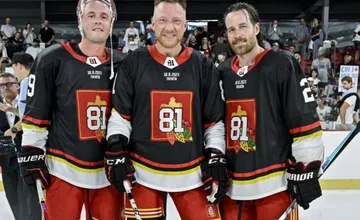 Fanúšik túži po podpise Mariána Hossu, chce sa za ním vybrať do Matejoviec. Popradčania sa mu rozhodli pomôcť