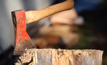 Dráma v Huncovciach, chlapčekovi niekto odsekol prst sekerou, prípad má pod dohľadom polícia
