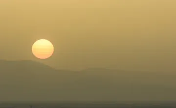 Na Slovensko mieri saharský prach, spôsobí mierne ochladenie, špinavé autá a horšiu viditeľnosť