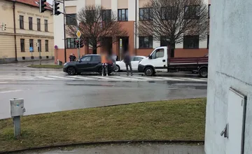 V Sabinove vás čaká obmedzenie: Zrazilo sa osobné auto s dodávkou, odbočovací pruh je blokovaný