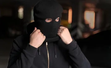 Päťčlenná banda v Prešove kradla v rodinnom dome všetko, čo im prišlo pod ruky, vzali aj kolekciu Dejiny umenia