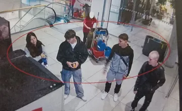 Poznáte ich? Prešovská polícia hľadá mladíkov, ktorí môžu pomôcť pri vyšetrovaní podvodu