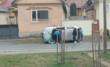 V Sabinove došlo k nehode, auto skončilo prevrátené na boku a prišlo aj o čelné sklo
