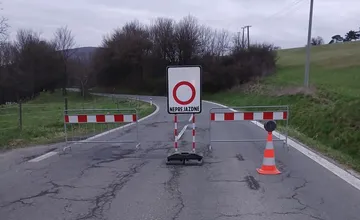 Cestu za Ďurďošom na Giraltovce museli uzavrieť, hrozí spadnutie mosta. Autobusy ani autá tadiaľ dočasne neprejdú