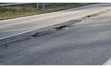 Študent Matej hľadá do školského projektu diery a výtlky v Prešove. Miestnych tým pobavil: Prešov je jedna veľká diera