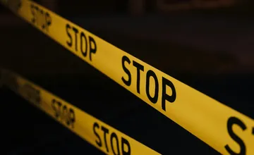 Vo švédskom meste došlo k streľbe, hlásia mŕtvych. Páchateľ mal ujsť na kolobežke