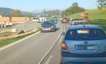 Na výjazde zo Starej Ľubovne sa zrazili dve autá, doprava je riadená striedavo, zdržíte sa tu