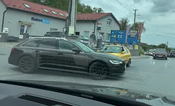 V Sabinove na križovatke v Okrucanoch sa zrazili dve autá, počítajte so zdržaním (FOTO)