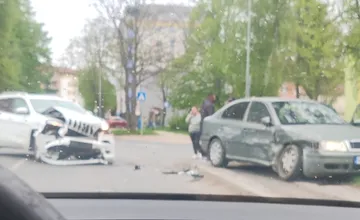 V Poprade na križovatke Levočská a Okružná sa zrazili dve autá, blokovaný je jeden pruh