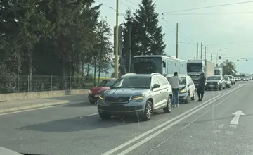 Na vjazde do Prešova sa zrazili dve autá, blokujú časť cesty, zdržíte sa