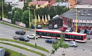 Na Švábskej v Prešove sa zrazil autobus s autom, pre nehodu sa vytvorili kolóny