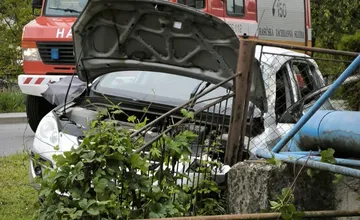 FOTO: V okrese Humenné narazilo auto do plotu. Vodič sa zranil, skončil v nemocnici