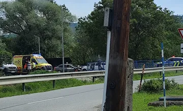 Zrážka dvoch áut zablokovala hlavný ťah v Podlipníkoch, vodiči hlásia kolóny v oboch smeroch