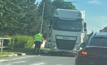 V Huncovciach skončil pod kolesami kamiónu chodec, dopravu riadili policajti