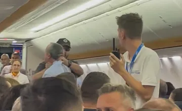 VIDEO: Dráma na palube lietadla Ryanair v Ostrave. Policajt chytil cestujúceho pod krk a vyviedol ho z lietadla