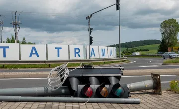 Aj v Poprade vodič zdemoloval semafor. Pripravte sa na obmedzenia, pracuje sa na oprave