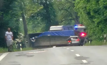 Za Cemjatami blokoval cestu prevrátený kamión, nehoda si vyžiadala život 64-ročného vodiča