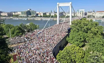 VIDEO: Budapešť sa stala miestom tolerancie a odboja voči vláde, na Pride dorazilo okolo 200-tisíc ľudí