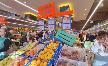 Biedronka prichádza s nezvyčajným marketingom, pri nákupe akceptuje aj vaše vernostné karty konkurencie a dá vám zľavu