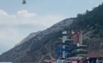 Tragédia v chorvátskom Rabe. Len 2-ročné dievčatko na tobogane vypadlo otcovi z náruče, pád neprežilo