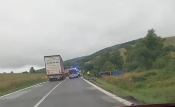 Za obcou Okrúhle havaroval kamión, skončil mimo cestu, v úseku prechádzate striedavo