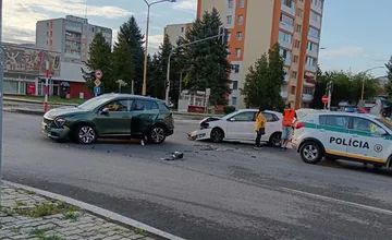 Na križovatke v Humennom sa zrazili dve autá, môžu komplikovať prejazd