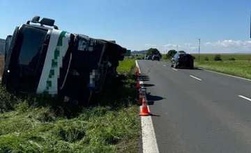 Pred Spišskou Belou sa prevrátilo nákladné auto. V úseku vodičov čakalo dopravné obmedzenie