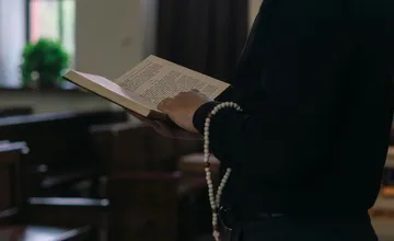 Podvodníci zneužili obľúbeného kňaza zo Zemplína. V jeho mene pýtali peniaze, podvod zasiahol tisícky ľudí