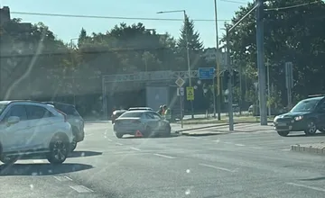 V Prešove na Levočskej pri Kauflande sa zrazili dve autá, blokujú jeden jazdný pruh, ďalšia nehoda je pri McDonalde