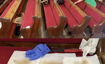 Nič pre ľahké žalúdky! Pri upratovaní kostola na východe Slovenska našli pod lavicami niečo nechutné...