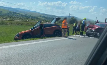 V okrese Sabinov došlo k dopravnej nehode. Jazdite opatrne, jeden jazdný pruh je blokovaný