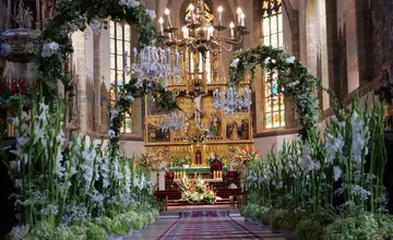 VIDEO: Bazilika v Kežmarku sa zaplnila nádhernými kvetmi. Výstavu si môžete pozrieť ešte niekoľko dní