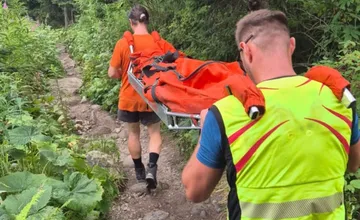 Na Velickom moste zasahovali záchranári. 12-ročný chlapec si na moste zranil nohu, previezli do Tatranskej Polianky