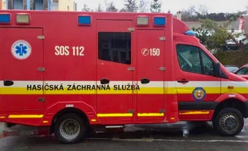 V Prešove spadla osoba do dvojmetrovej montážnej jamy, hasiči ju vyslobodili a previezli do nemocnice