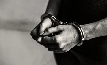 Dráma neďaleko Prešova. Dusil ju a vyhrážal sa, že ju zahrabe pod zem, 34-ročného agresora zatkla polícia