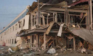 FOTO: Ruský útok zasiahol Mukačevo, ktoré sa nachádza len 50 kilometrov od Slovenska. Hlásia mŕtvych aj 18 zranených