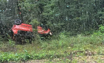Za Hanušovcami nad Topľou v smere na Lipníky sa prevrátilo osobné auto