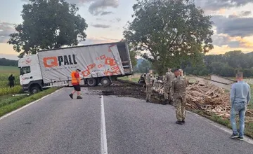 Za Hlinným sa skrížil kamión plný paliet, cesta je zablokovaná, využite obchádzku