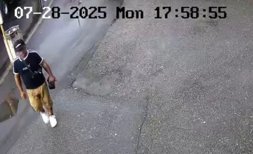 Poznáte ho? Polícia pátra po mužovi z Humenného, peňaženka zmizla, peniaze z karty sú fuč