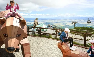 FOTO: Neviete, kam na výlet? Skalnaté pleso zdobí nová atrakcia, drevená rodinka láka deti aj celé rodiny