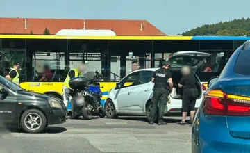 Nehoda v Humennom. Pri kostole na Mierovej sa zrazilo auto s motorkou, dopravu riadi polícia