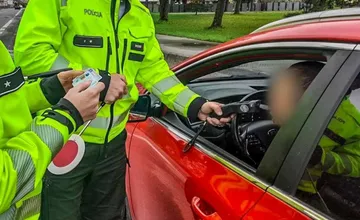 Vodič nezvládol riadenie auta v okrese Medzilaborce a skončil mimo vozovku. V dychu mal takmer 2,6 promile