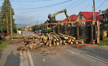 V Udavskom sa prevrátil náves, drevo zablokovalo cestu. Na ďalších miestach zas hlásite kolóny