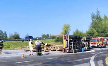 Vodiči, pri Starej Ľubovni sa pripravte na obmedzenie. Na ceste sa prevrátil kamión s drevom, dopravu riadi polícia