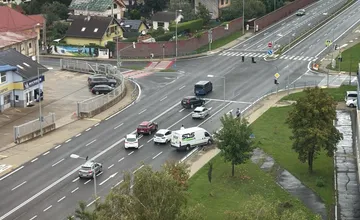 V Poprade smerom z centra došlo k dopravnej nehode auta a dodávky. Zvýšte opatrnosť, blokujú dva pruhy