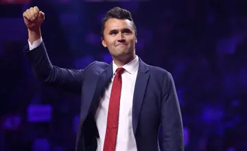 Protrumpovského aktivistu Charlieho Kirka zastrelili na pôde univerzity, na tragédiu v USA reagujú aj slovenskí politici