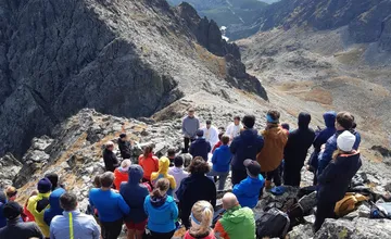FOTO: Turista Štefan zažil v Tatrách cez víkend nevšedný zážitok, zúčastnil sa na omši s majestátnym výhľadom