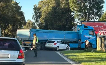 Cestu v Kežmarku blokuje nehoda, zrazilo sa tu auto s kamiónom, zdržíte sa