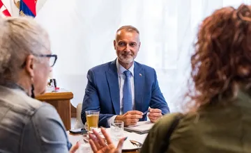 Platy poslancov sa zmrazia a znížia. Raši predstavil koaličný návrh, platy premiéra a ministrov sa znížia minimálne