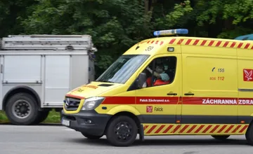 V Humennom došlo k zrážke cyklistky. Na priechode ju zachytilo auto, skončila v nemocnici 